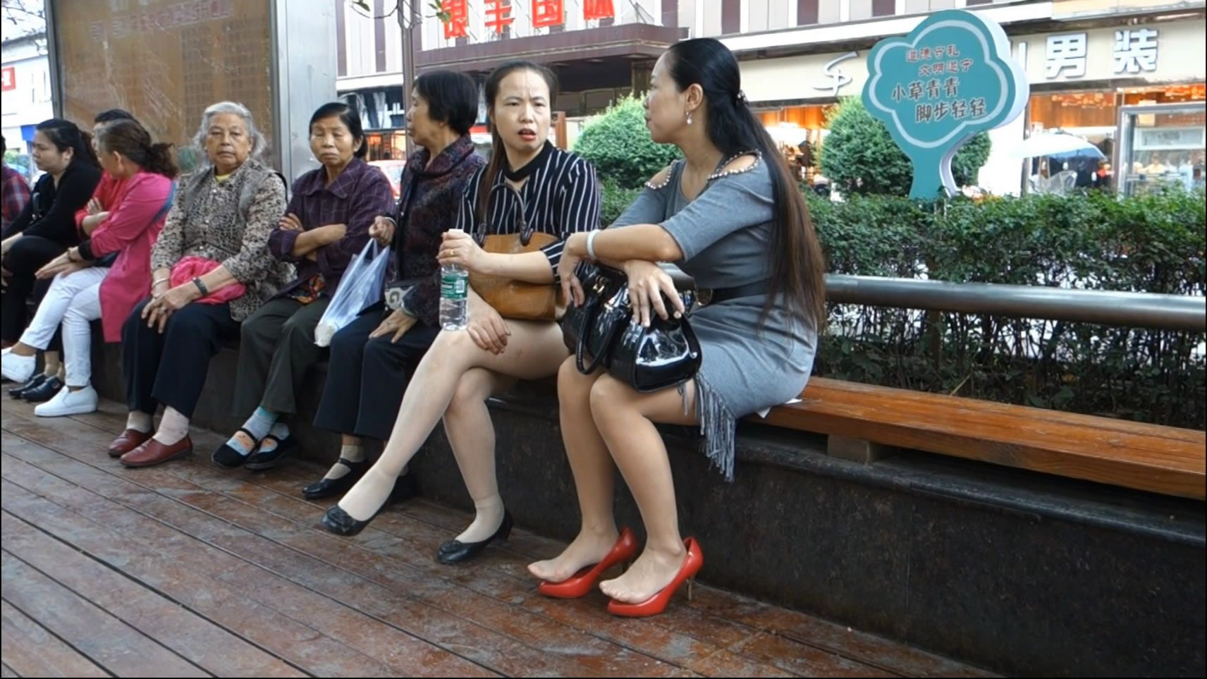 chat women wearing nylon feet